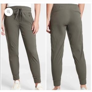 Athleta Trekkie North jogger-mountain olive size 6